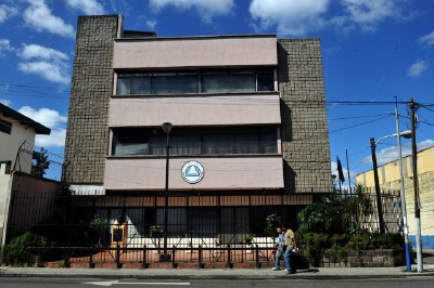 El agente de la PNC fue apresado en la sede del Parlacen, ubicado en la zona 5 capitalina. (Foto Prensa Libre: AFP)