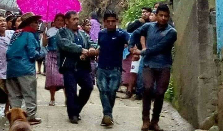 Baltazar Salucio Marcos fue entregado a la Policía, luego de que presuntamente lanzara a un niño de 6 años de un segundo piso, en Concepción Huista, Huehuetenango. (Foto Prensa Libre: Tomada de Facebook Montejos´Iders)