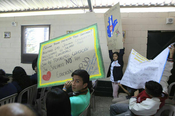 Estudiantes, maestros y padres de familia manifestaron su preocupación ante la falta de fondos. (Foto Prensa Libre: Edwin Bercián)