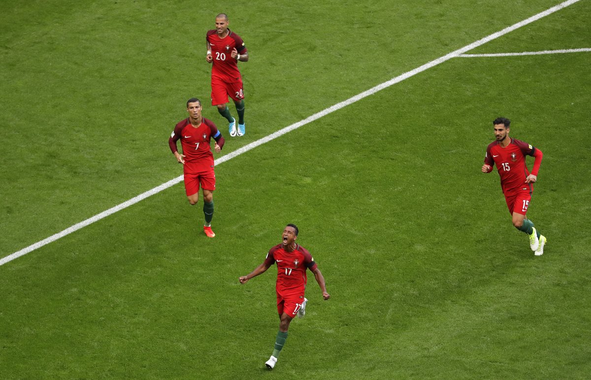 Nani festejó después de anotar, pero segundos después el gol fue anulado. (Foto Prensa Libre: AP)