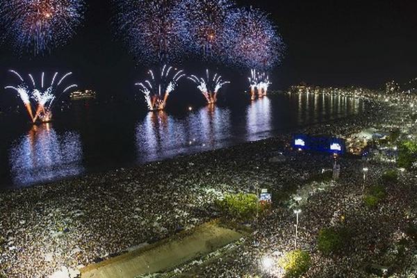 Vista general de los fuegos pirotécnicos en la playa de Copacabana. (Foto Prensa Libre:EFE)