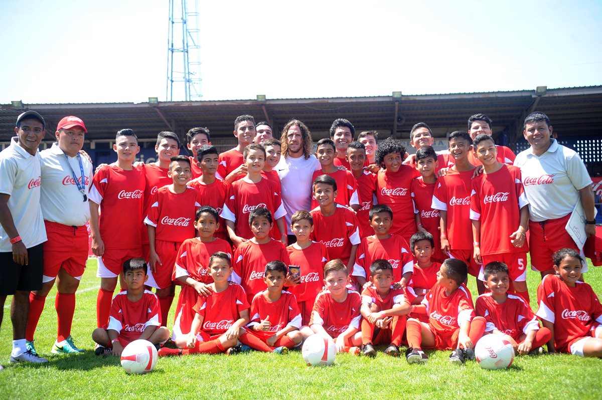 Carles Puyol cumple el sueño de Ana Mérida, la única niña que entrenó junto a él en el estadio Carlos Salazar de Mazatenango