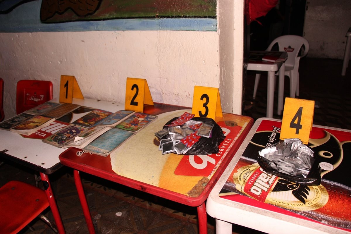 Investigadores de la PNC localizaron Q7 mil 200 en negocios allanados en la zona 1 de Escuintla. (Foto Prensa Libre: Carlos E. Paredes)