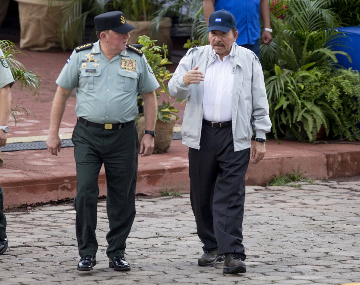 Oposición ha señalado a Daniel Ortega -derecha- de querer ejercer controles autoritarios en Nicaragua. (Foto Prensa Libre: EFE)