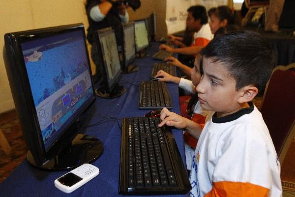 MÁS DE mil 900 niños de escasos recursos podrán utilizar Edulibre  en 10 laboratorios de computación en el 2013. (Foto Prensa Libre: Álvaro Interiano)
