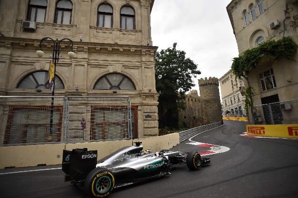 Lewis Hamilton termina primero en los dos ensayos libres en Baku, de Fórmula Uno. (Foto Prensa Libre: AFP)