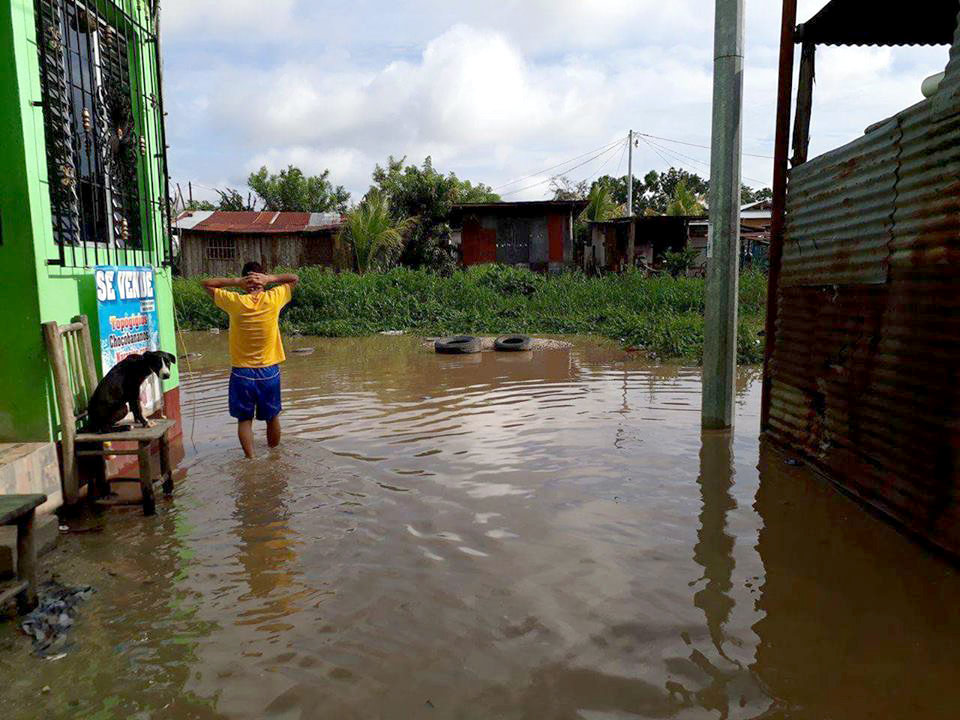 El barrio El Caribe en Morales Izabal es uno de los más afectado por el desborde de ríos. (Foto Prensa Libre: Dony Stewart)