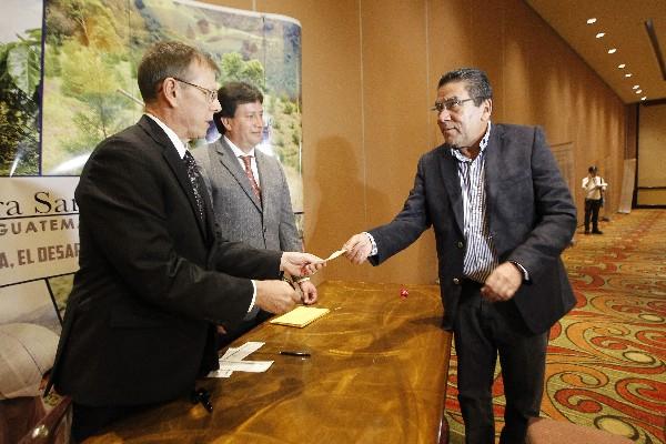 Alcaldes beneficiados reciben los cheques correspondientes al pago de las regalías. (Foto Prensa Libre: Álvaro Interiano)