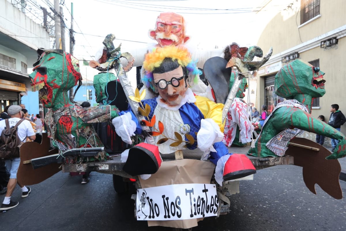 Una carroza que representa al presidente Jimmy Morales recorre las calles.