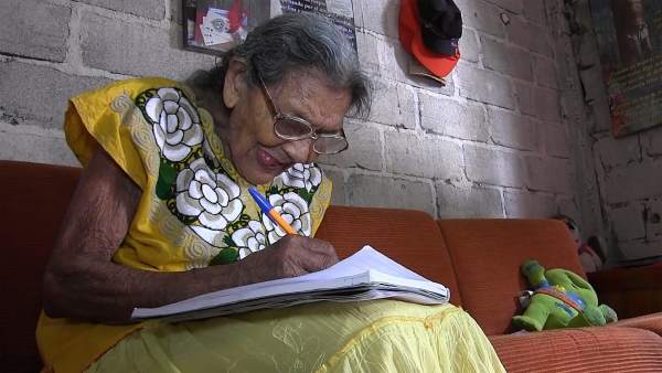 Lupita Palacios reside en Tuxtla Gutiérrez, Chiapas, México, donde aprendió a leer a sus 96 años. (Foto Prensa Libre: EFE)