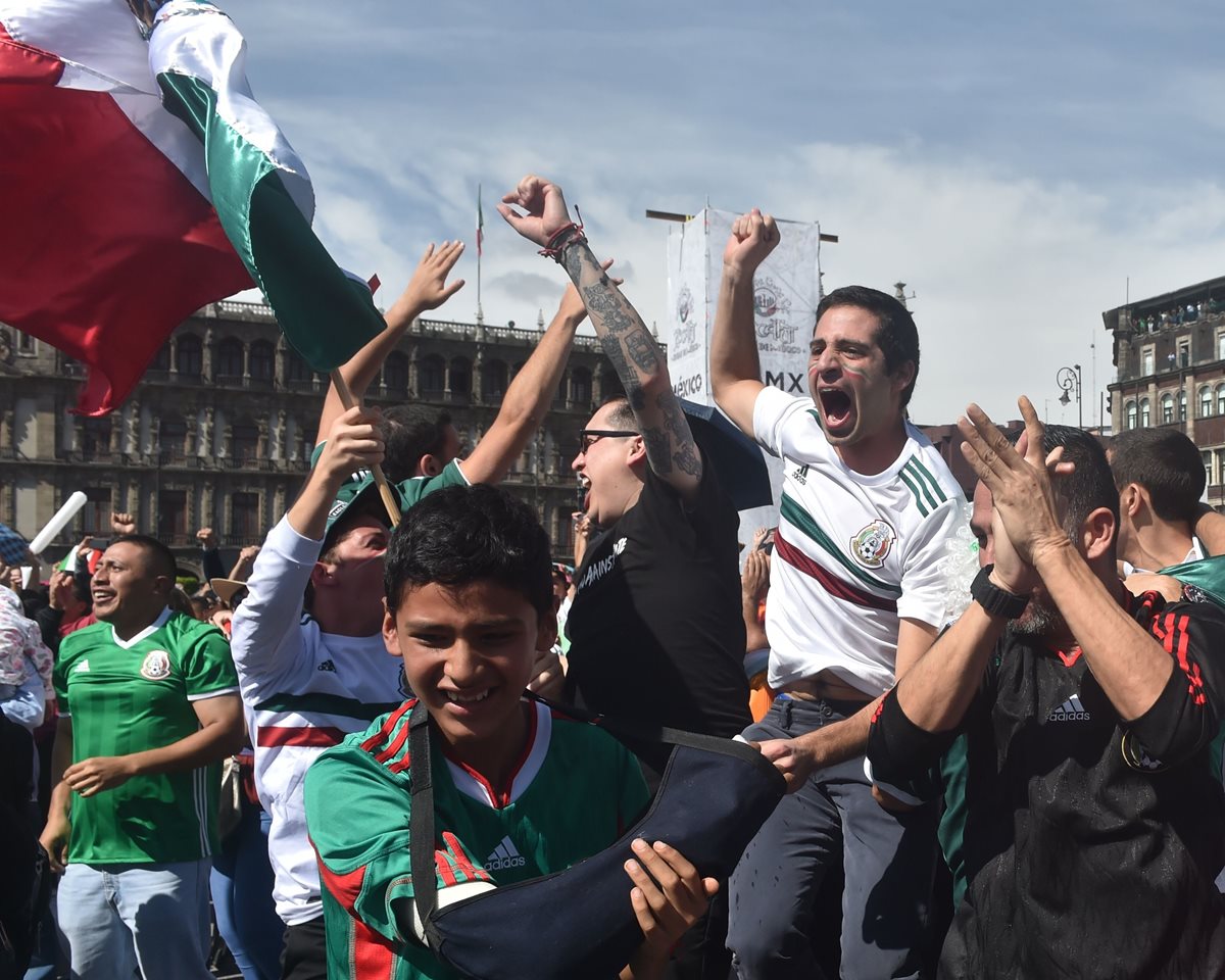 Los aficionados que vieron el partido en el Zócalo de México estallaron de alegría al ver el gol de Lozano. (Foto Prensa Libre: AFP)