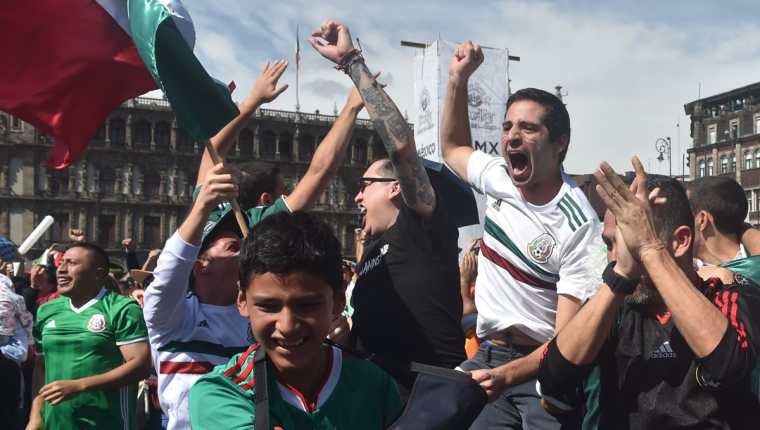 Los aficionados que vieron el partido en el Zócalo de México estallaron de alegría al ver el gol de Lozano. (Foto Prensa Libre: AFP)