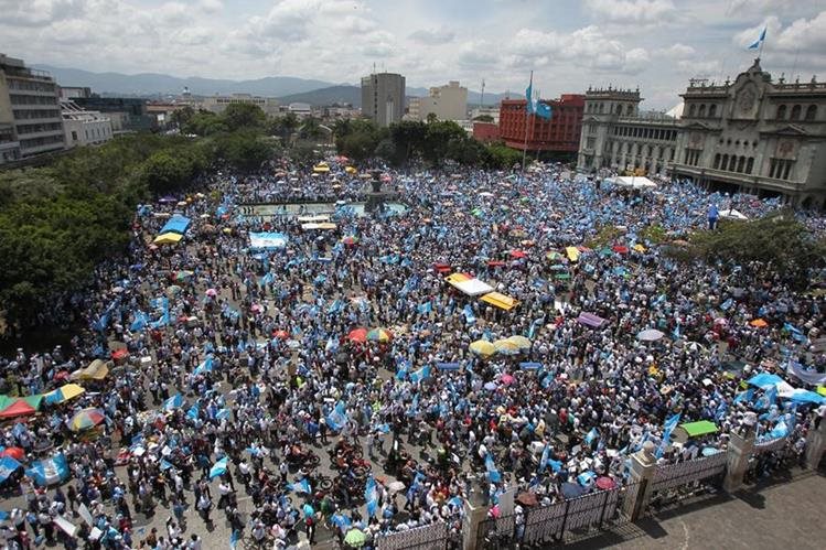 Miles de guatemaltecos participaron en las protestas, exigían el fin de la corrupción y la renuncia de Otto Pérez Molina y Roxana Baldetti. (Foto Prensa Libre: Hemeroteca PL)