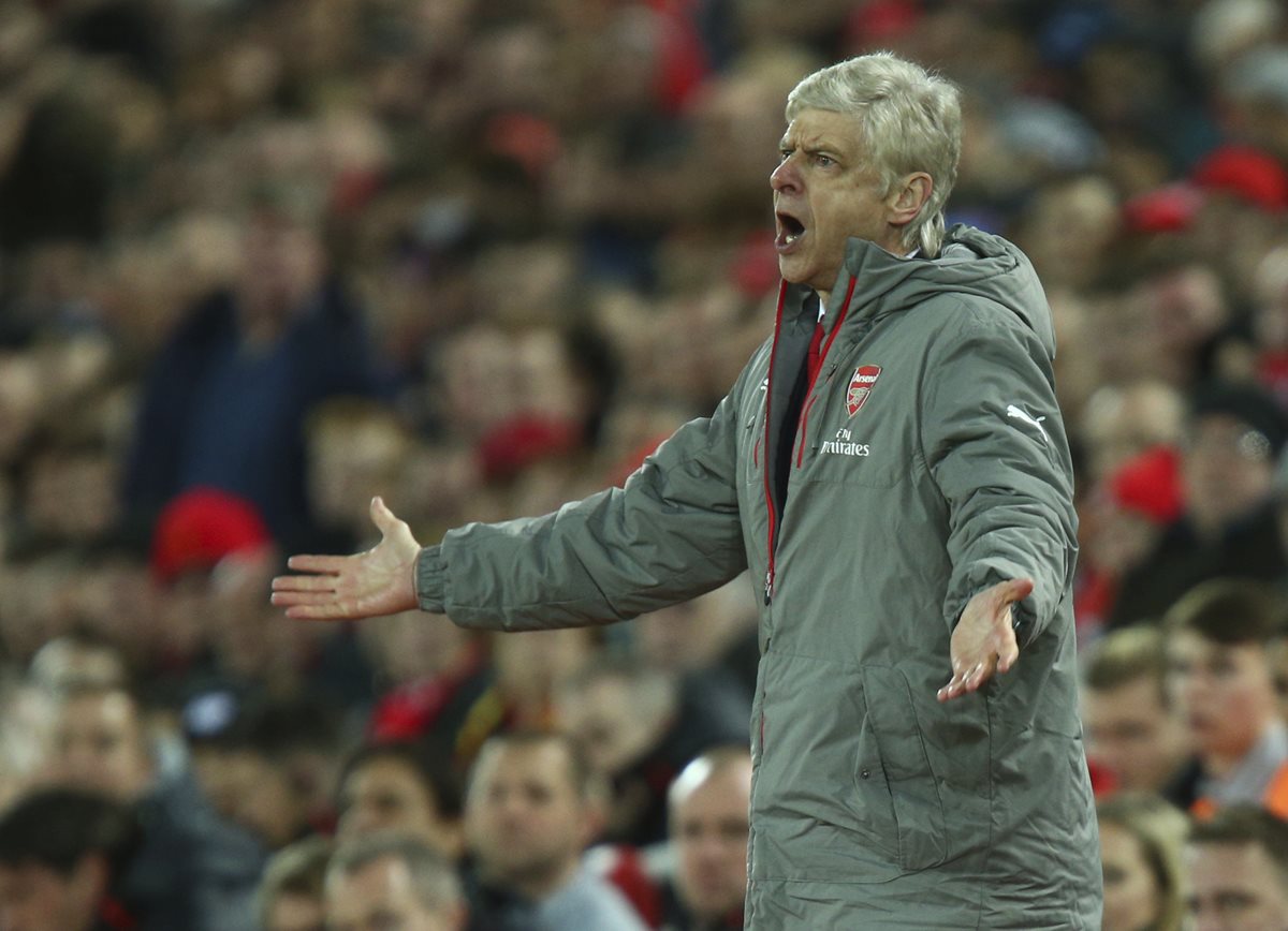 Arsene Wenger ha sido duramente criticado por dejar en el banquillo de suplentes al chileno Alexis Sánchez. (Foto Prensa Libre: AP)