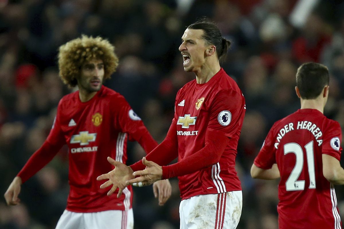 Un gol de Zlatan Ibrahimovic evitó la derrota en Old Trafford del Manchester United (1-1), sometido durante gran parte del partido por el Liverpool. (Foto Prensa Libre: AFP)