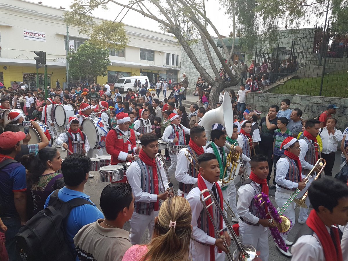 Cientos de personas se reunieron en la Sexta Avenida para apreciar el talento de jóvenes músicos que participaron en el desfile de bandas. (Foto Prensa Libre: Jerson Ramos)