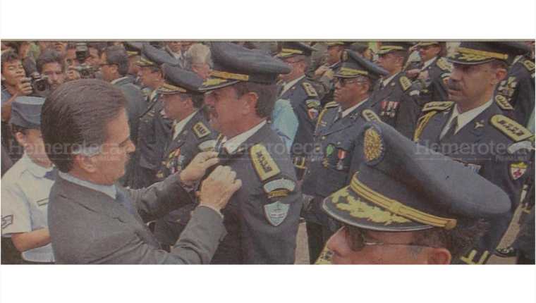 Alfonso Portillo entrega el botón del deber cumplido a oficiales del Estado Mayor Presidencial -EMP-. (Foto: Hemeroteca PL)