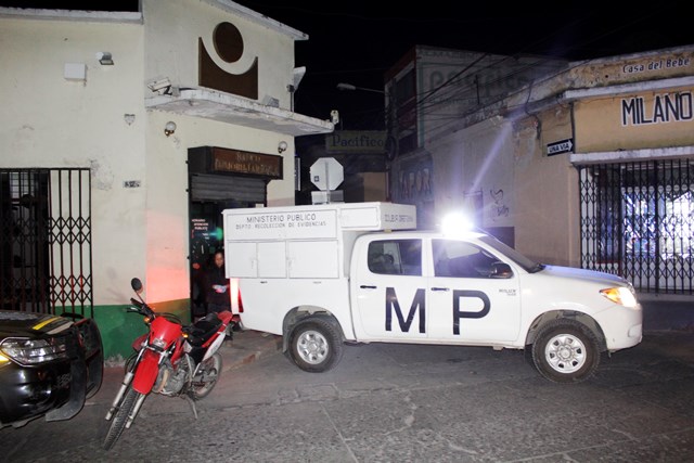 Autoridades recabaron evidencias en el banco donde ingresaron los individuos, por medio de un boquete. (Foto Prensa Libre: Prensa Libre)
