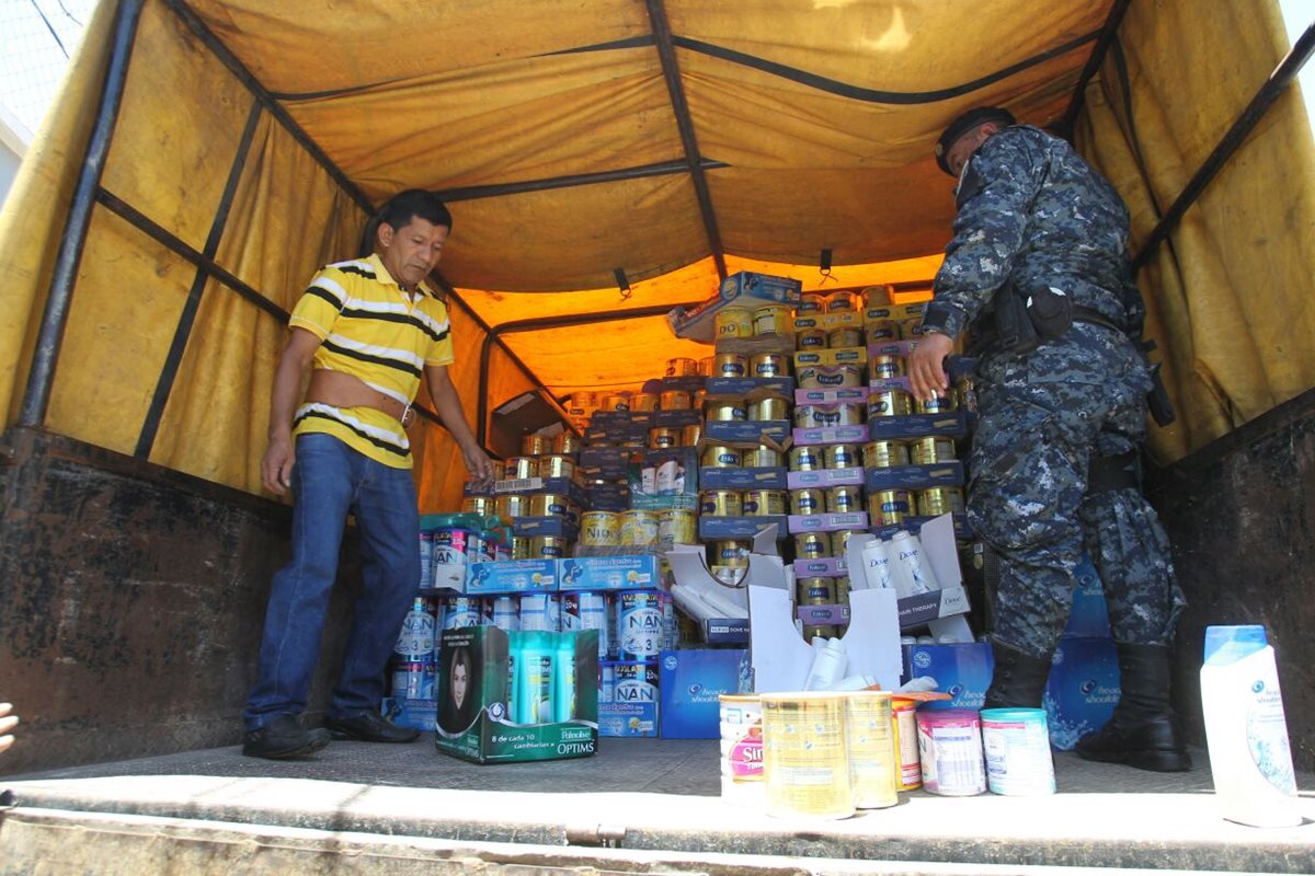 La policía coordina el traslado del producto a la aduana de la SAT, en la zona 11. (Foto Prensa Libre: Érick Ávila)