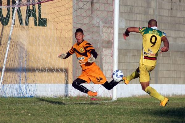 El delantero Fernando Gallo al momento de anotar uno de los dos tantos del triunfo de Guastatoya. (Foto Prensa Libre: Hugo Oliva)