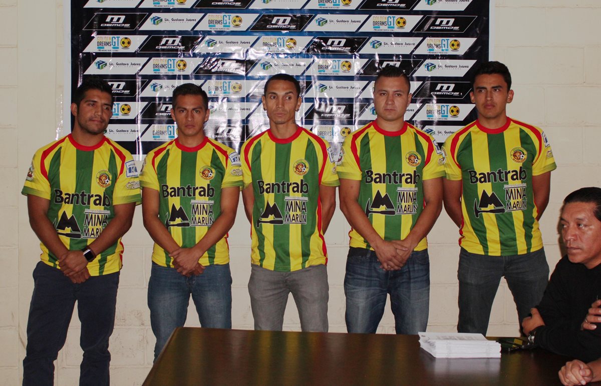 Los nuevos jugadores de Marquense posan para las cámaras en su presentación. (Foto Prensa Libre: Aroldo Marroquín)