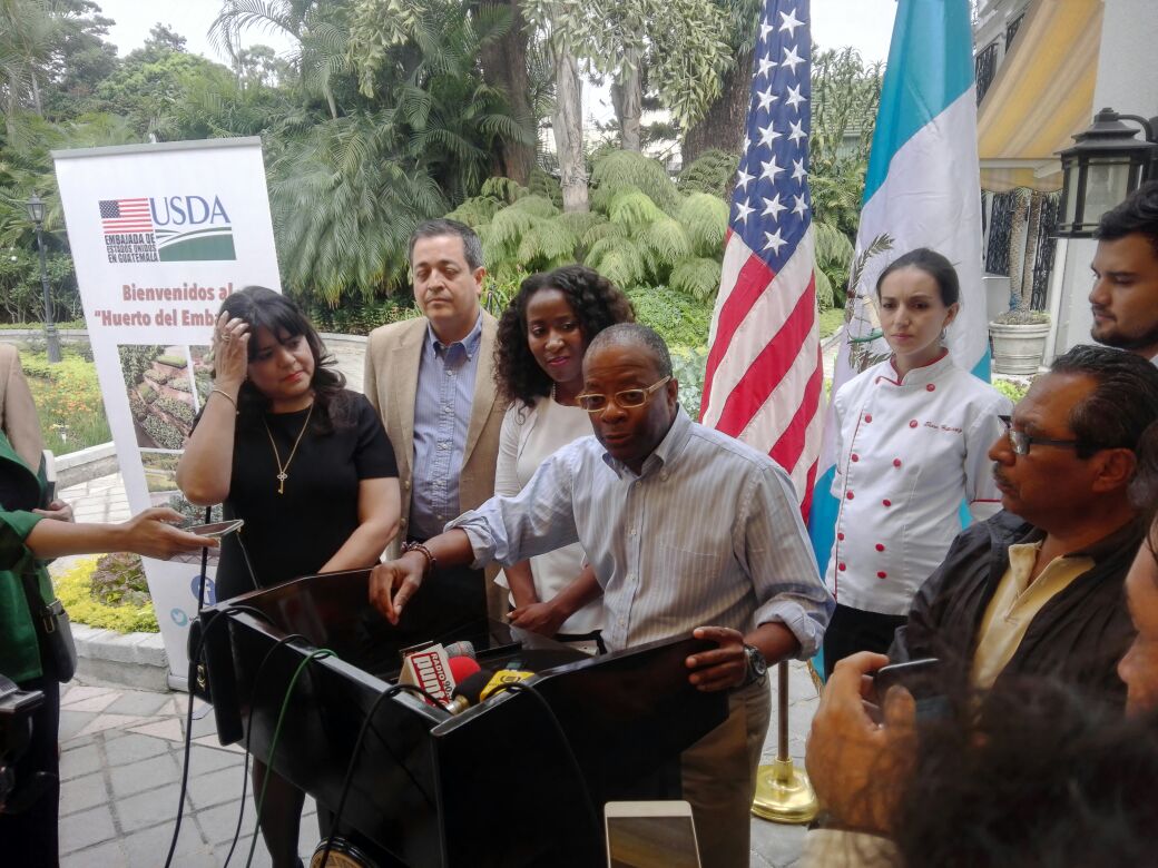 El embajador Todd Robinson durante el recorrido con periodistas por el Huerto del Embajador. (Foto Prensa Libre: Manuel Hernández)
