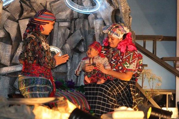 Fredy Hernández, Erick Camey y Engel Barnoya, recrean la llegada del Mesías adaptada a la cultura de Guatemala.