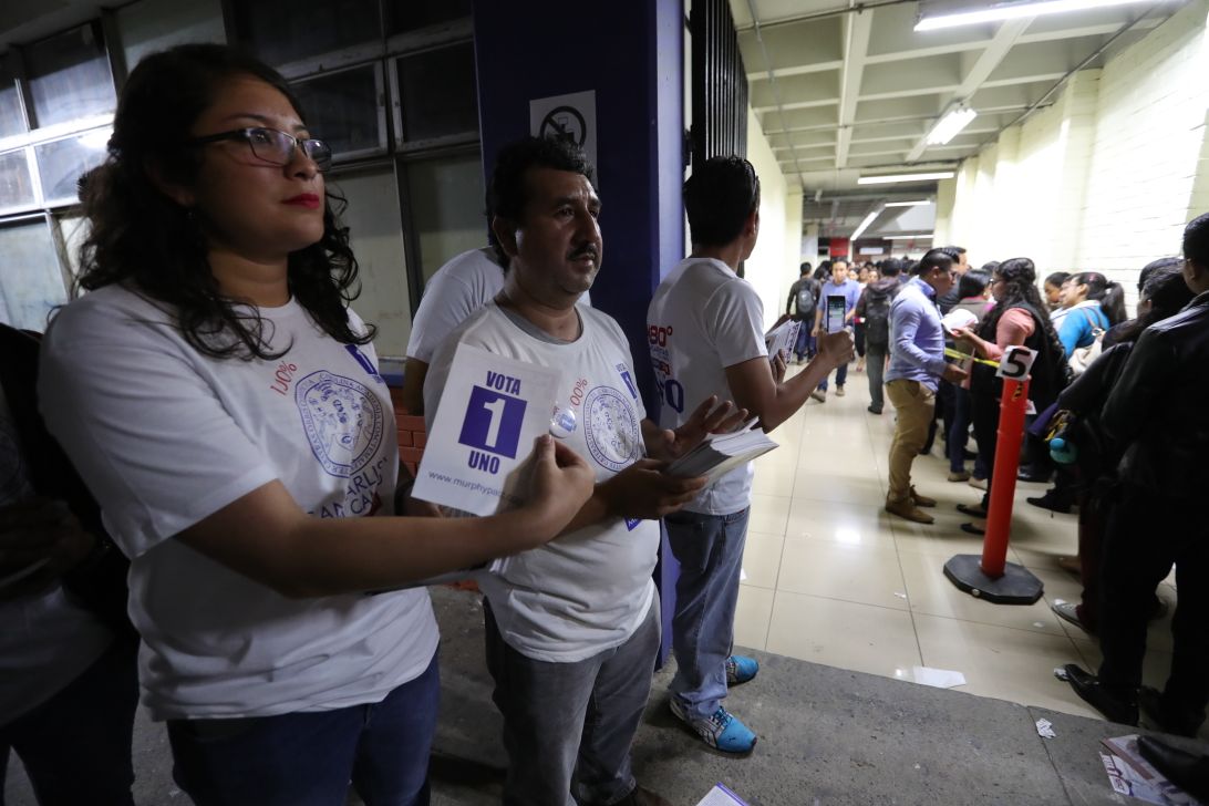 personas que apoyan la planilla 1, realizan proselitismo en uno de los centros de votación