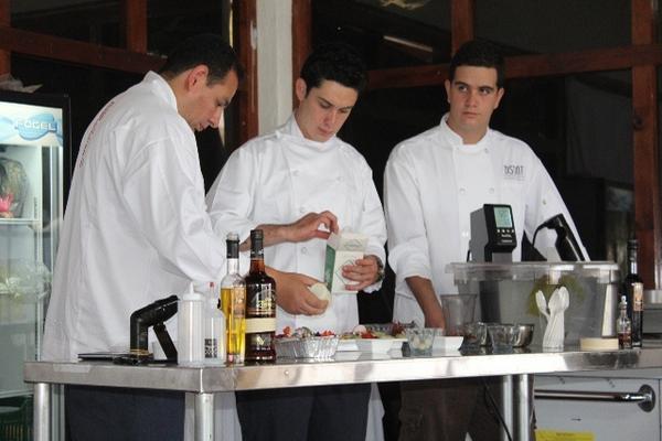 Chefs preparan un platillo durante el tercer Encuentro Culinario Juvenil, en Sololá. (Foto Prensa Libre: Ángel Julajuj)