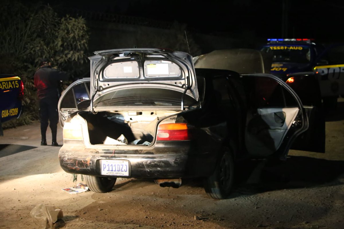 Vehículo en el que se trasladaba el grupo criminal. Foto Prensa Libre: PNC