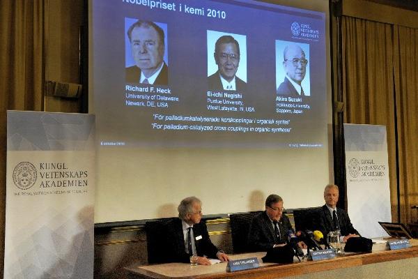 Miembros de la Real Academia de Ciencias Lars Thelander, Staffan Normark y Jan-Erling Backvall anuncian los ganadores del premio Nobel de Química 2010 en un acto en Estocolmo (Suecia). (AFP).