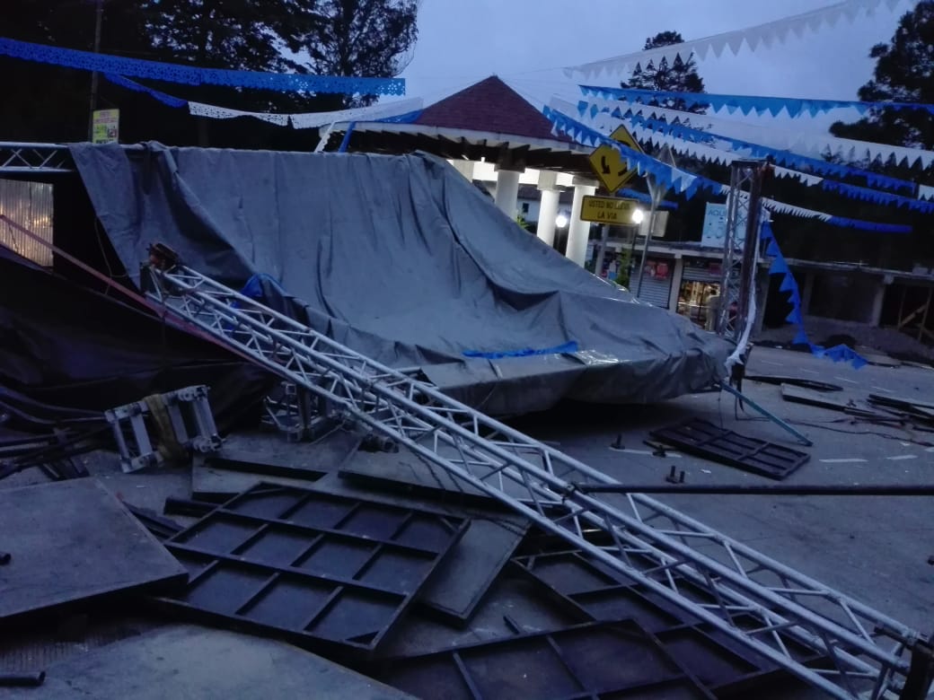 Los organizadores del evento lamentan el derribo de la tarima donde el presidente Jimmy Morales daría un discurso. (Foto Prensa Libre: Whitmer Barrera)