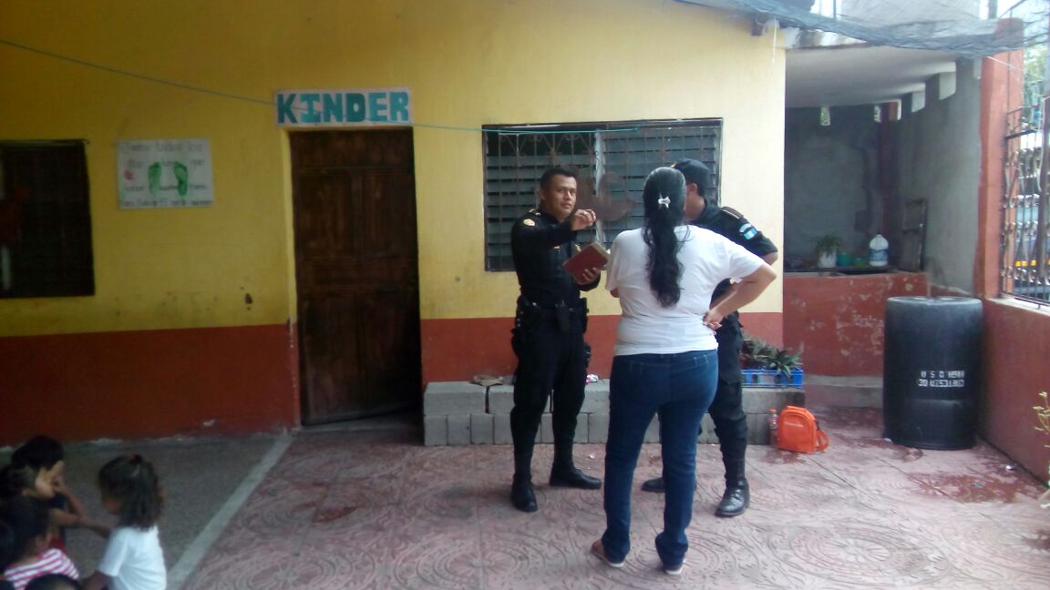 Agentes de la Policía Nacional Civil investigan el robo en la Escuela Oficial de Párvulos de La Fragua, Zacapa. (Foto Prensa Libre: Mario Morales)