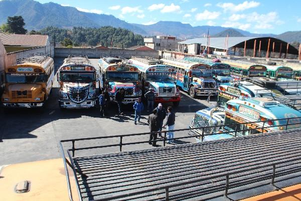 Unidades del  servicio  extraurbano permanecen en estacionamiento, en Totonicapán.