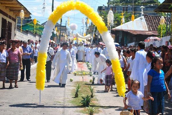 Católicos participan en la celebración del Corpus Christi, en San Sebastián, Retalhuleu. (Foto Prensa Libre: Jorge Tizol) 