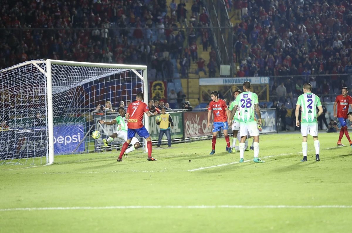 Así fue el gol de Felipe Baloy que mantiene con vida a Municipal en la final del Apertura 2017. (Foto Prensa Libre: Jorge Ovalle)