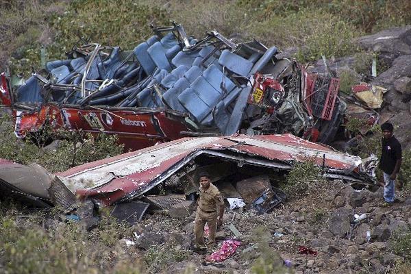 El percance del autobús en la India deja al menos 27 muertos. (Foto Prensa Libre: AFP).