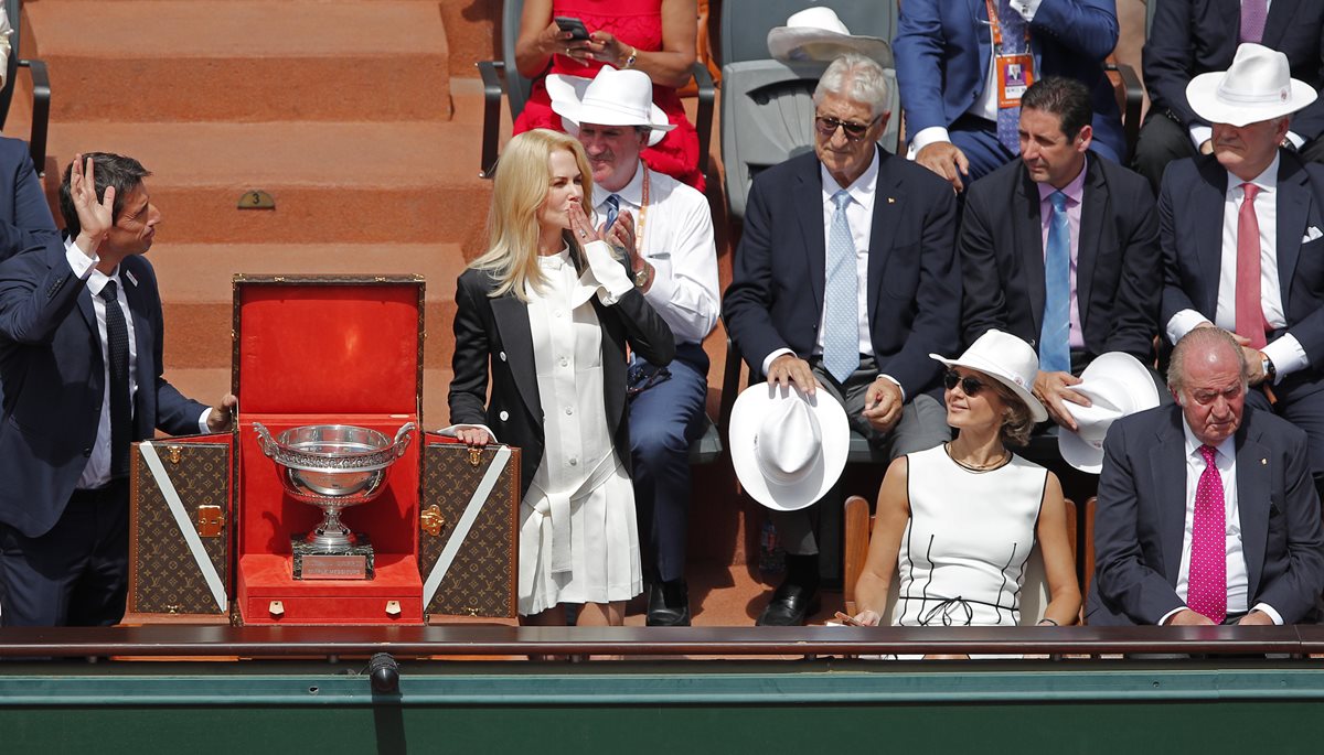 Nicole Kidman manda un beso al público, junto a la reina Sofia y el rey Juan Carlos. (Foto Prensa Libre: AP)