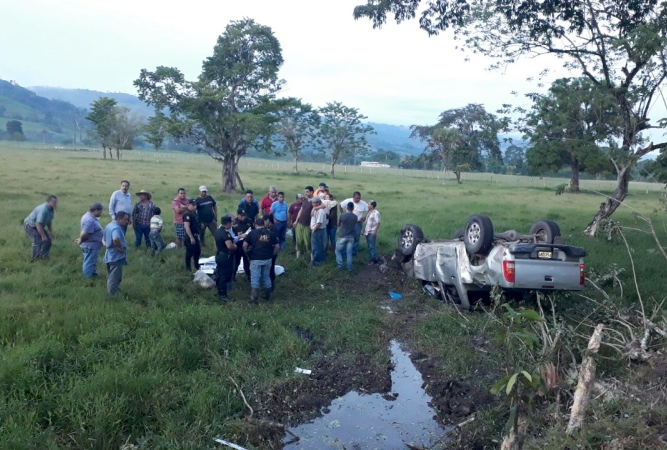 Lugar donde se accidentó el vehículo donde viajaba el alcalde de Estanzuela, Julio Girón. (Foto Prensa Libre: Dony Stewart).