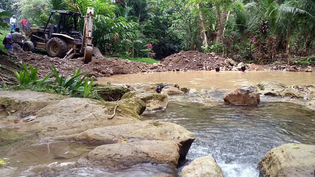 Retroexcavadora era utilizada para desviar un río en Puerto Barrios, Izabal. (Foto Prensa Libre: Dony Stewart)