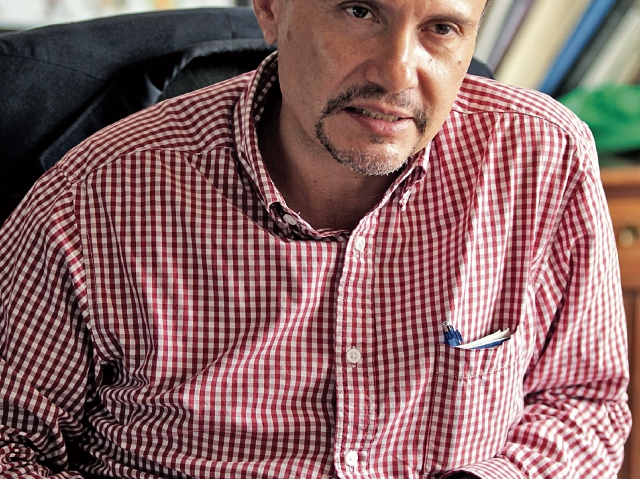 Carlos Rodas, gerente de planificación de EEGSA, expone los proyectos para el quinquenio del 2018 al 2013. (Foto: Edwin Bercián)