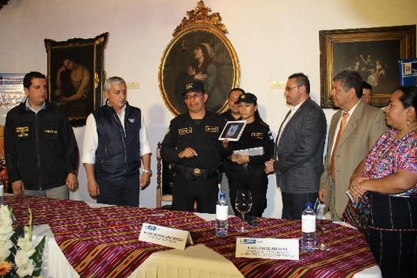 Instante en que autoridades informaban acerca del uso de tabletas para brindar seguridad en Antigua Guatemala, en junio del año pasado.