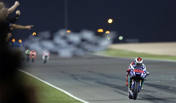 Jorge Lorenzo en acción durante el Gran Premio de Catar. (Foto Prensa Libre: AFP)