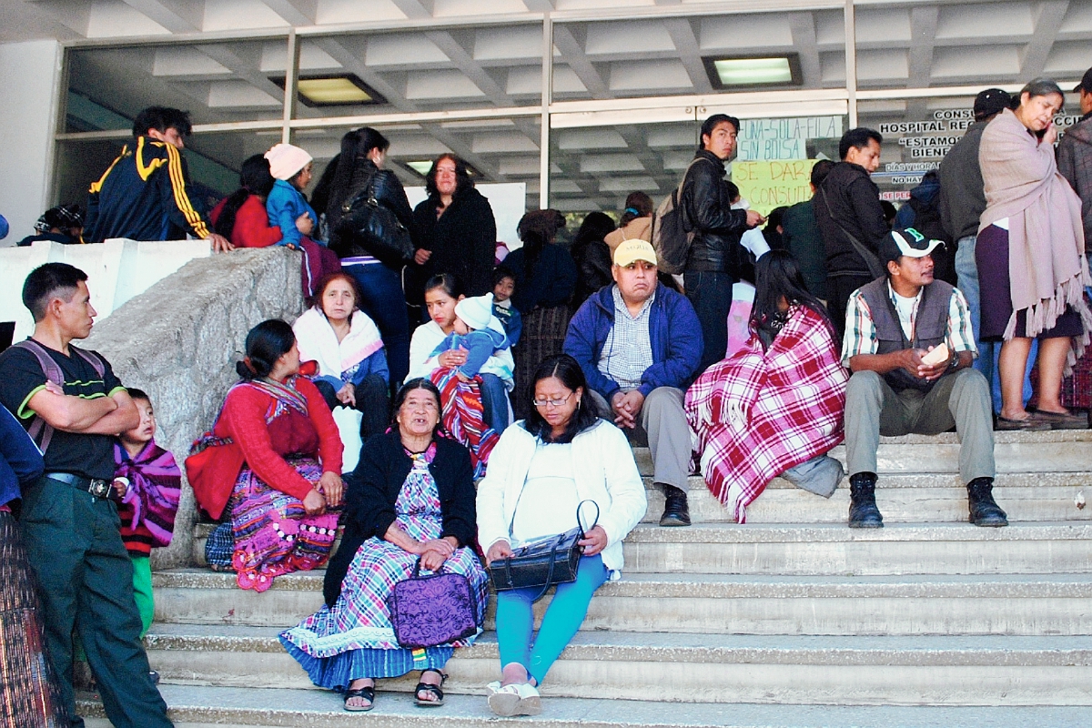 Varios pacientes esperan en el Hospital Regional de Occidente, debido a la suspensión de atención en la consulta externa. (Foto Prensa Libre: Alejandra Martínez)