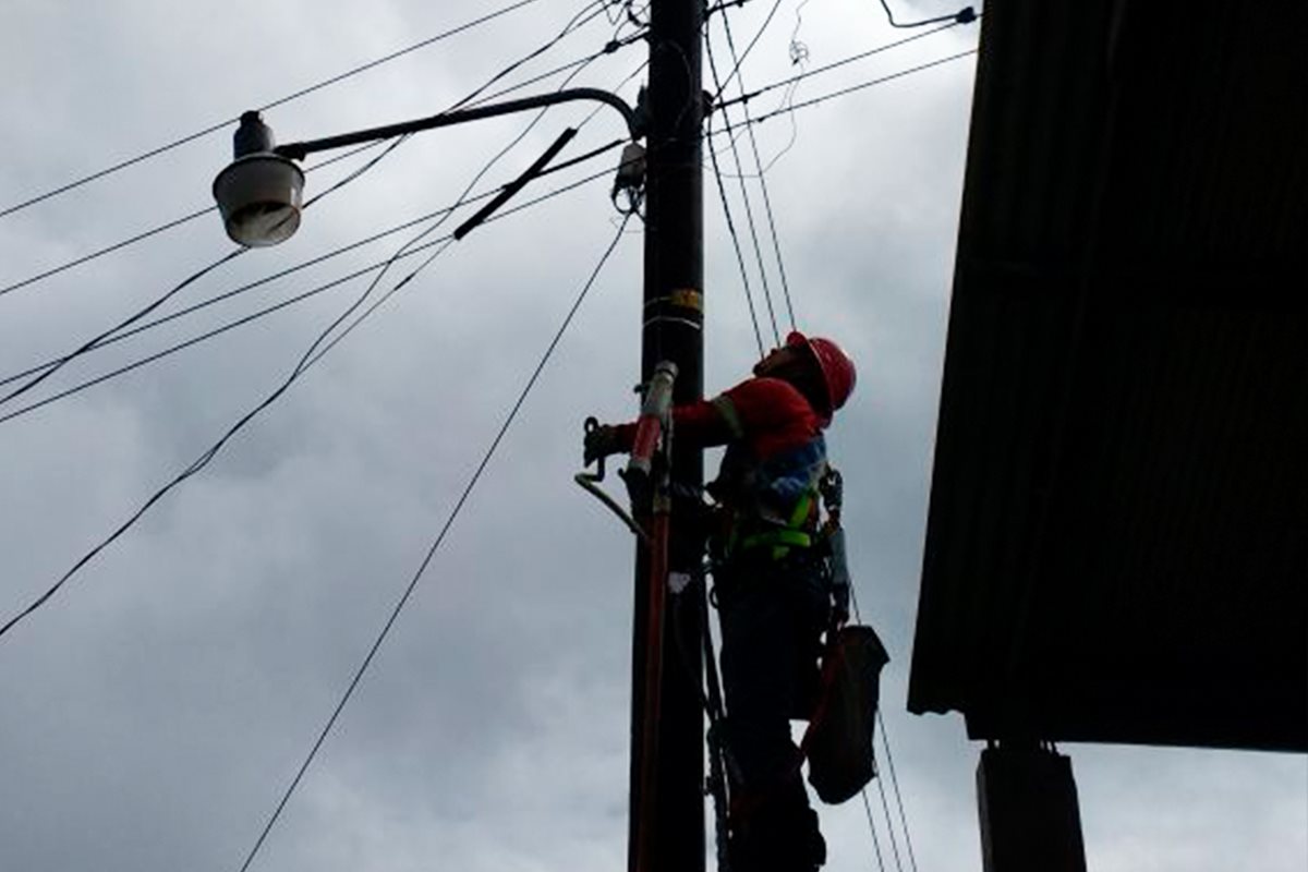 Personal de Energuate desconecta la red que suministra energía a vecinos de Barranca de Gálvez, San Marcos. (Foto Prensa Libre: Whitmer Barrera)