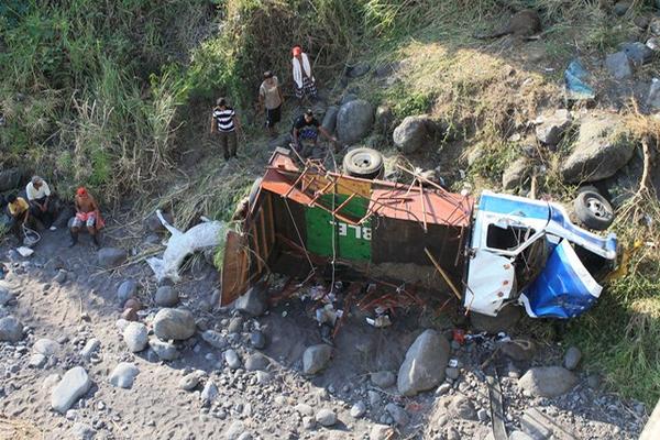 Un camión que transportaba caballos cayó a un barranco, en el puente Achiguate, en Escuintla. (Foto Prensa Libre: Enrique Paredes)