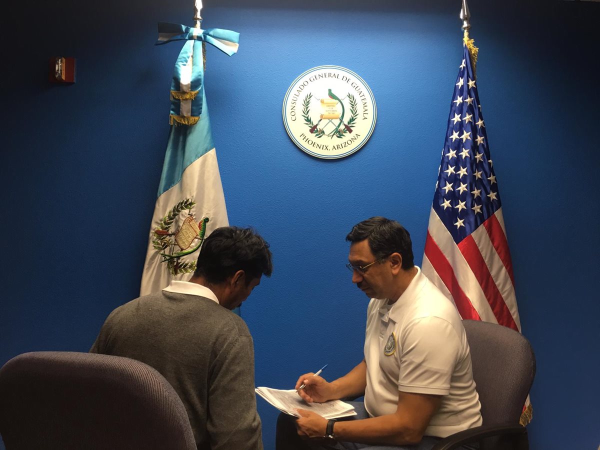 Agustín, padre de Felipe Gómez, en entrevista con Óscar Padilla, cónsul de Guatemala en Arizona. (Foto Prensa Libre: Minex)