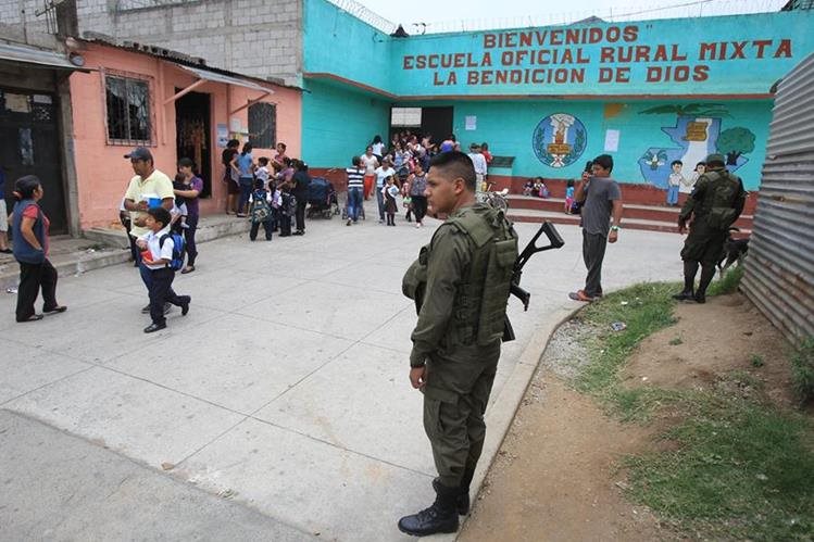 En abril de 2016 elementos del Ejército tuvieron que ser desplazados a centros educativos que recibieron amenaza de bomba. (Foto Prensa Libre: Hemeroteca PL)