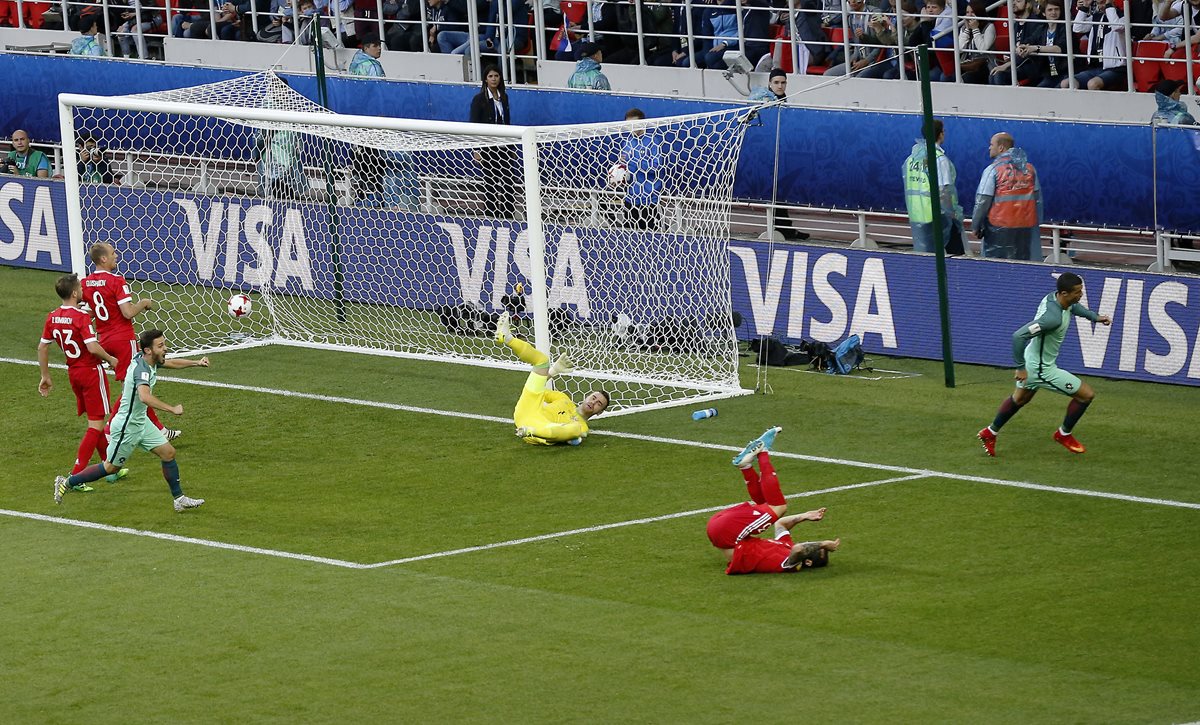 El portugués Cristiano Ronaldo inicia el festejo después de anotar el gol que le daría el triunfo 1-0 a su país contra Rusia. (Foto Prensa Libre: AP)