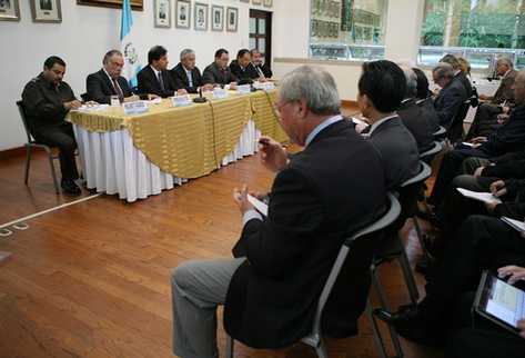 Reunión de funcionarios y embajadores en la Cancillería para brindar detalles de los sucesos ocurridos en Totonicapán. (Foto Prensa Libre: Presidencia)